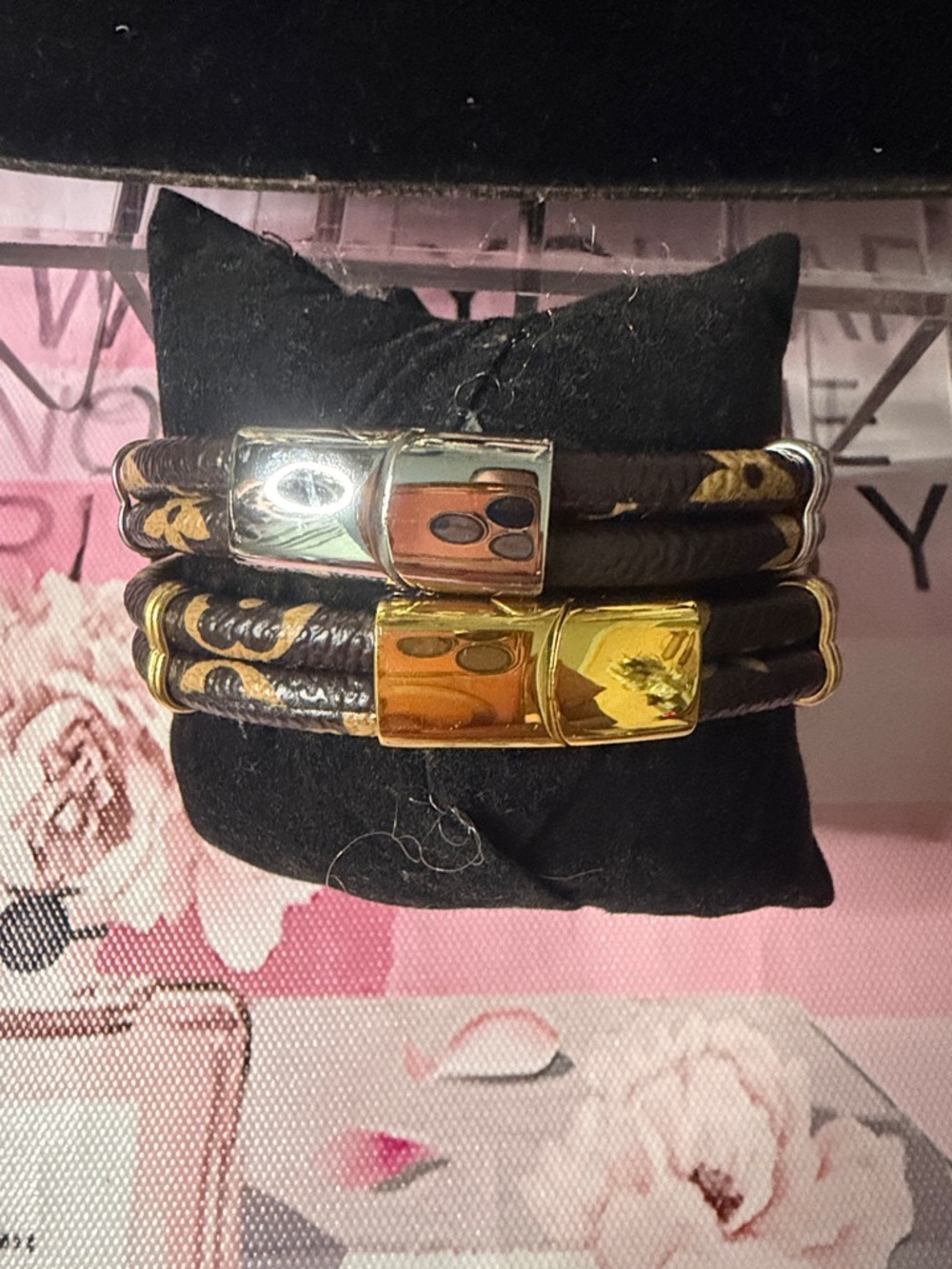 1x Leather Monogram Double Wrap Bracelet with Gold or Silver Padlocks - Picture 2 of 3